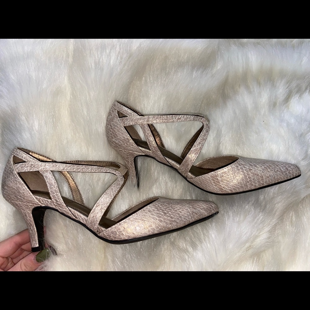 Life Stride | Size 7.5 | Cream/Tan Snakeskin